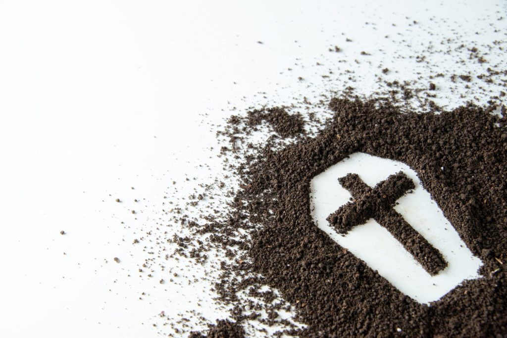 ce contine un pachet de servicii funerare complete cu incinerare